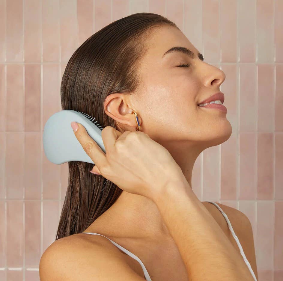 A 👶🏼🩵 Detangling Brush LOL