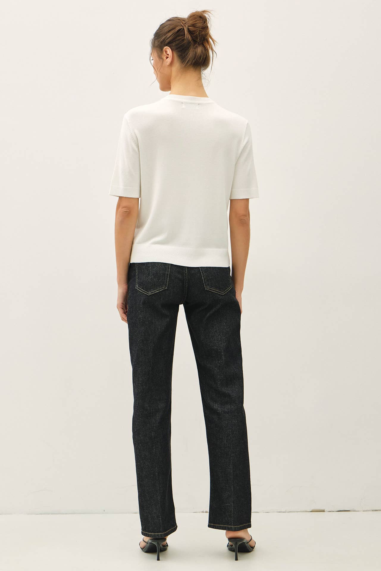 A CREW NECK CARDIGAN