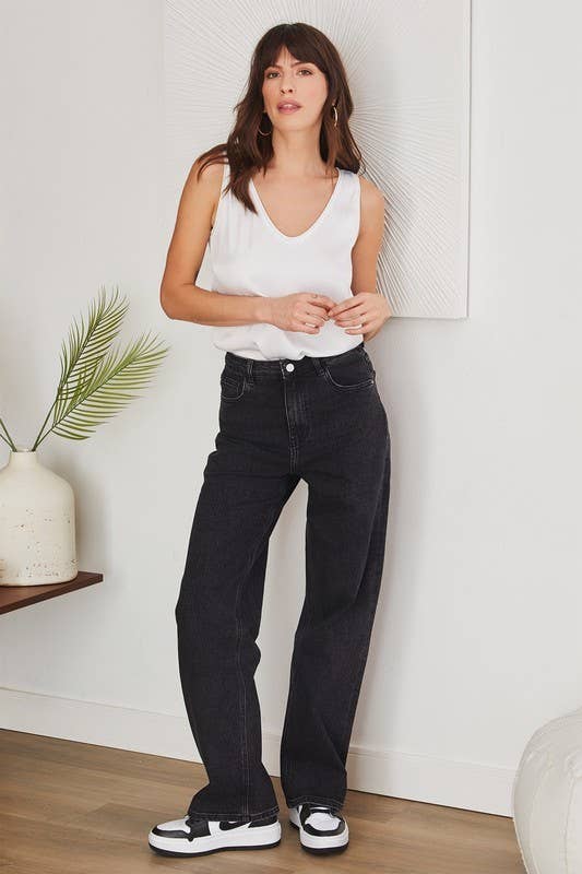 A STRAIGHT BLACK JEAN