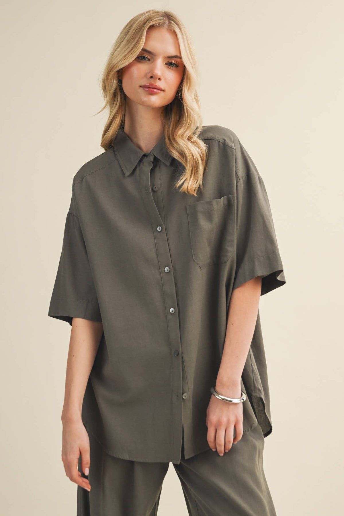 A Drop-Shoulder High-Low Blouse (Set+ CURVY)