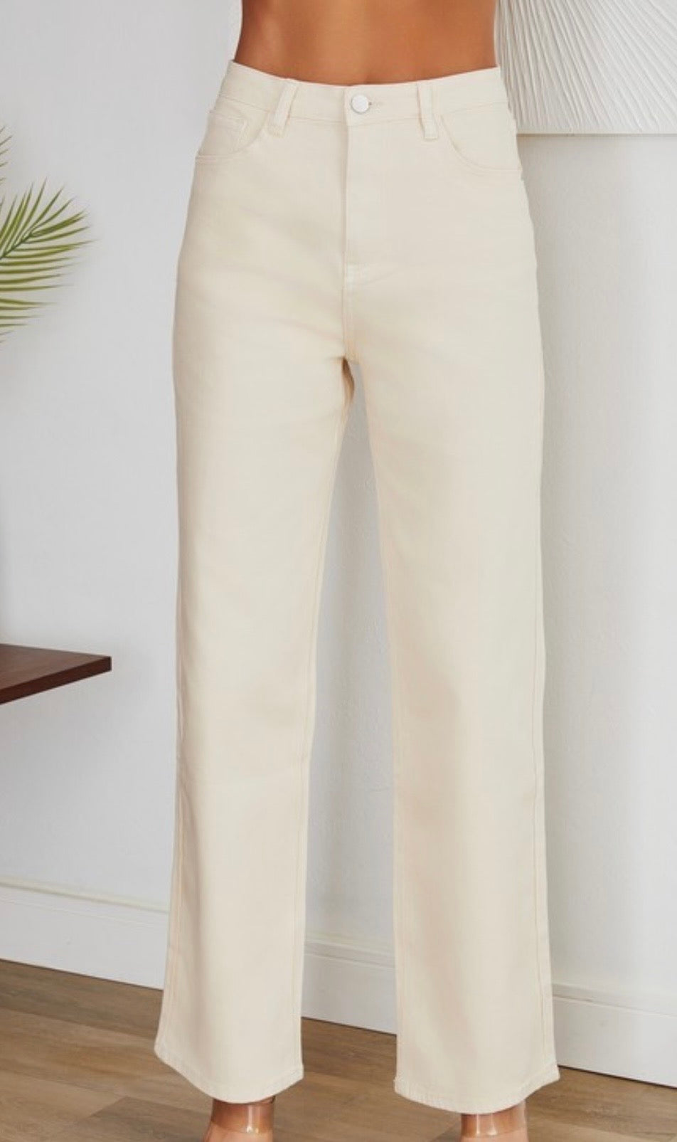 A STRAIGHT CREAM JEAN