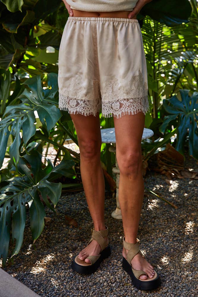 A Lacy Woven Elastic Waist Short