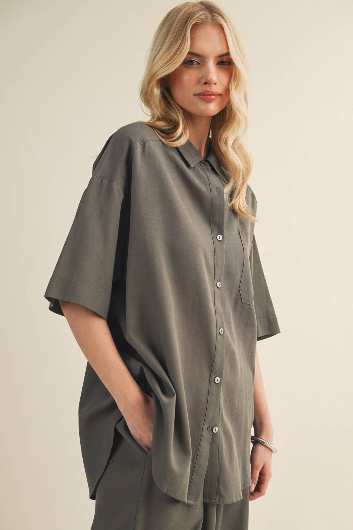 A Drop-Shoulder High-Low Blouse (Set+ CURVY)