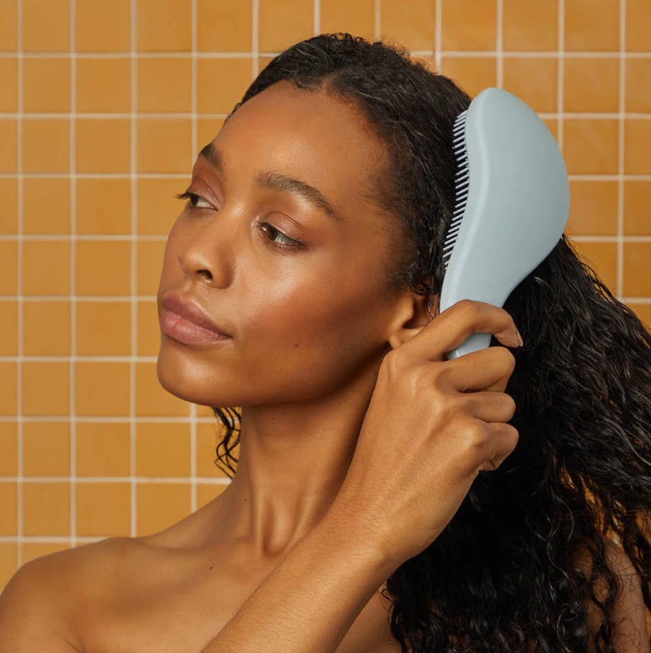 A 👶🏼🩵 Detangling Brush LOL