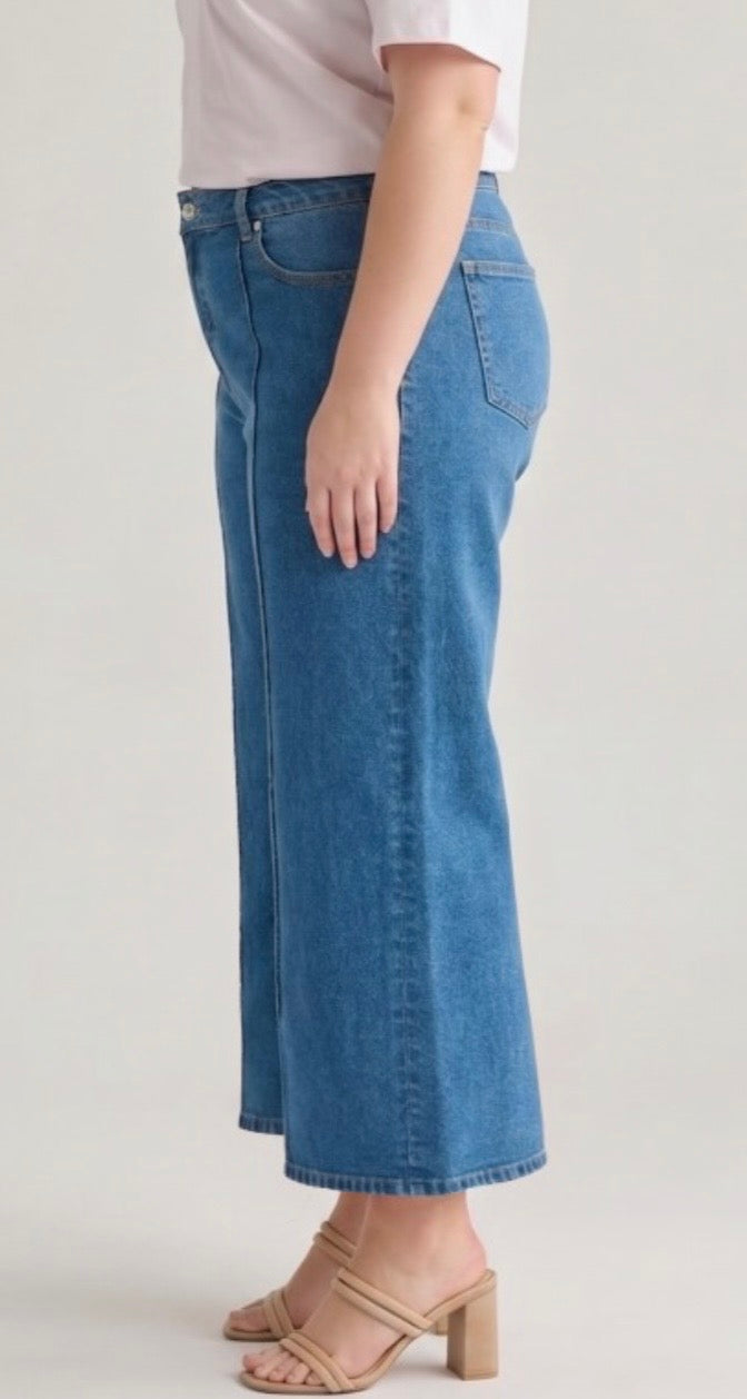 A Slimming Curvy Jean
