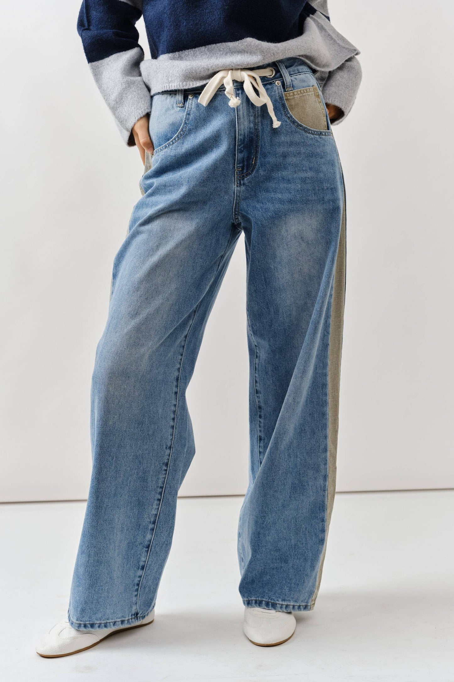 AJP5111 CONTRAST LINE DETAIL SLOUCHY STRAIGHT JEANS