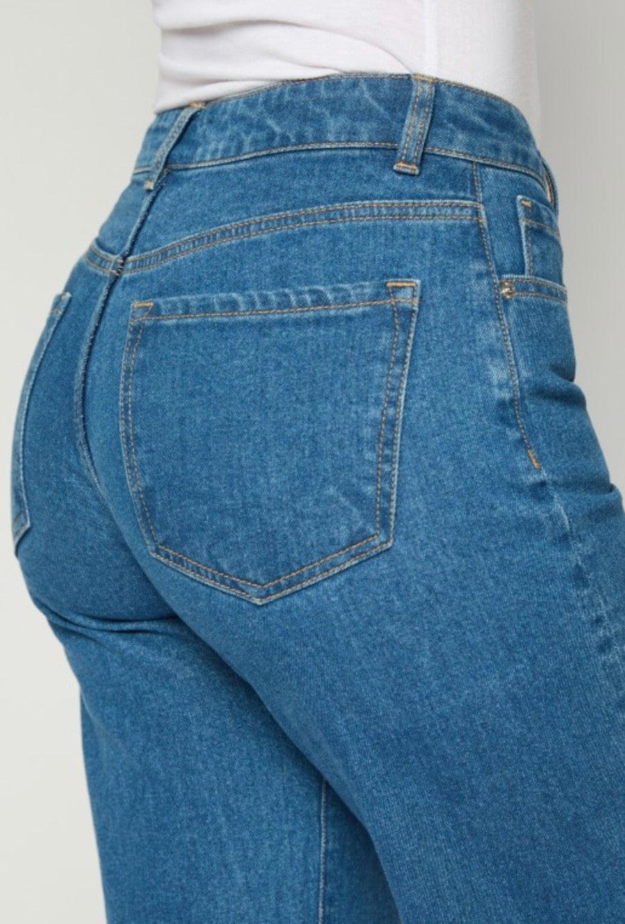 A Slimming Curvy Jean