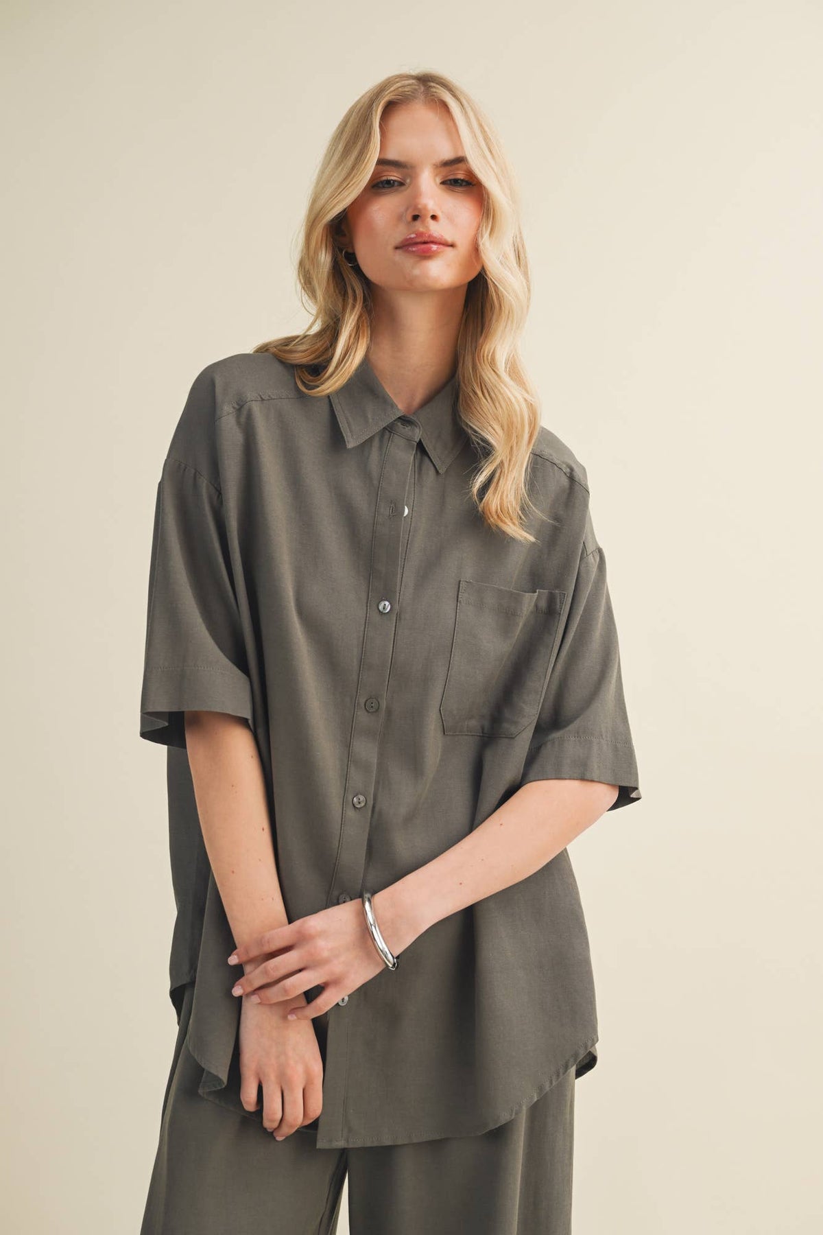 A Drop-Shoulder High-Low Blouse (Set+ CURVY)