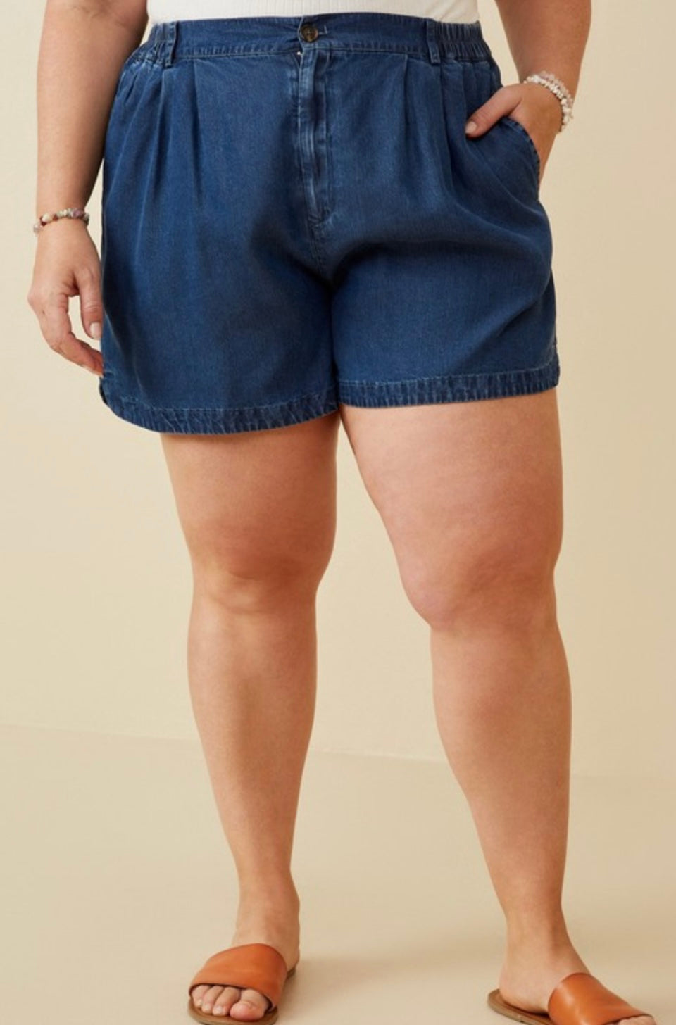 A Curvy Chambray Short