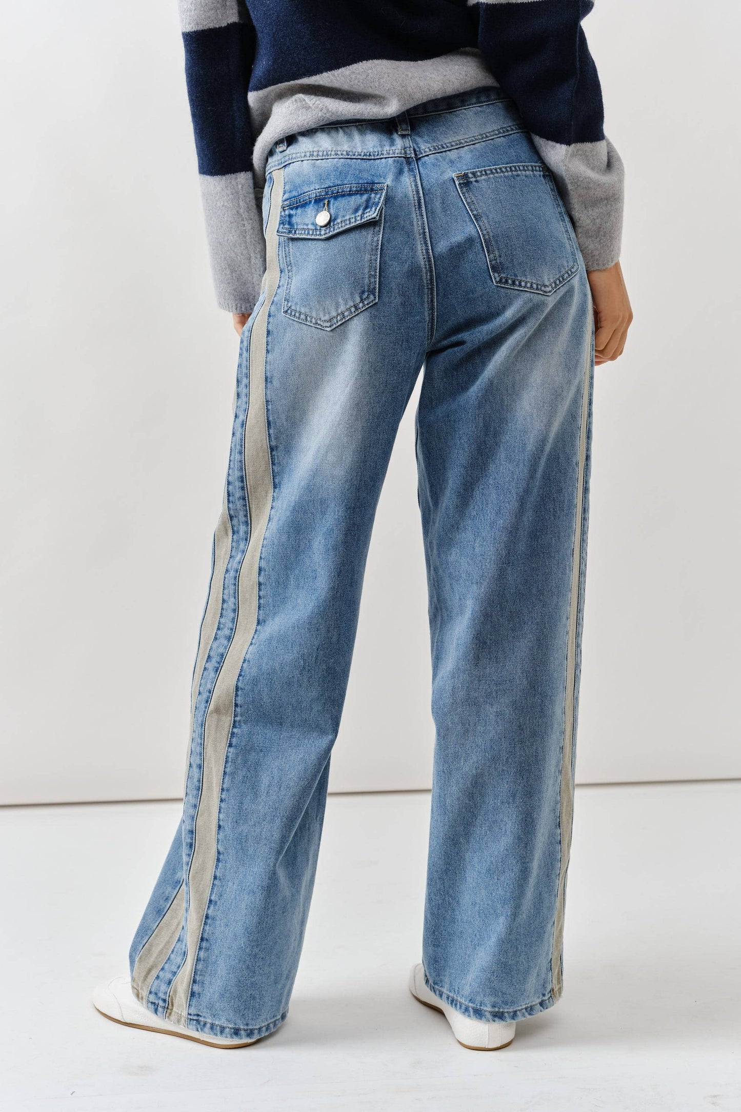 AJP5111 CONTRAST LINE DETAIL SLOUCHY STRAIGHT JEANS