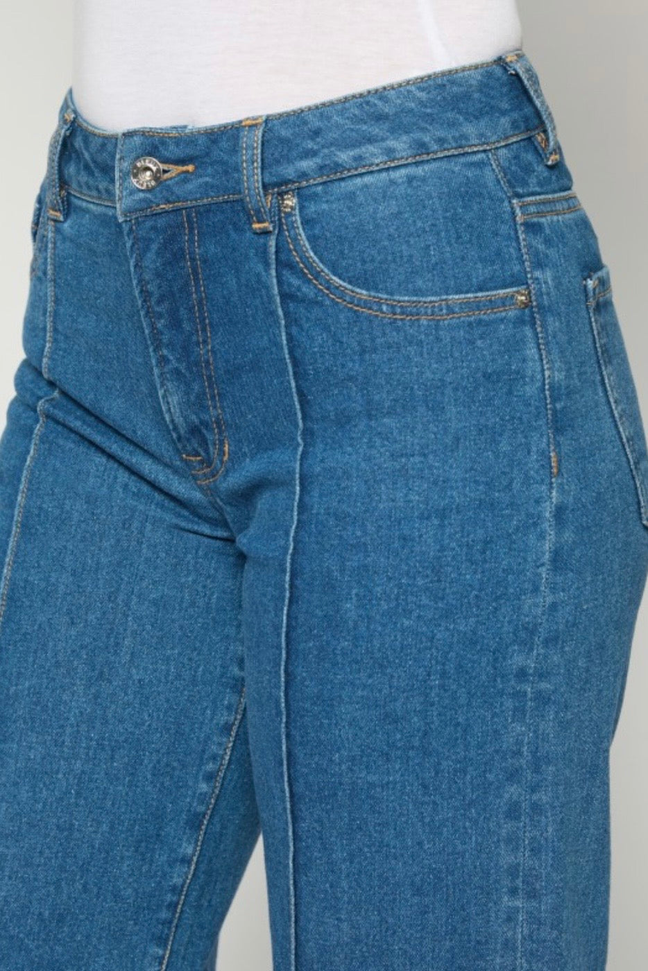 A Slimming Curvy Jean