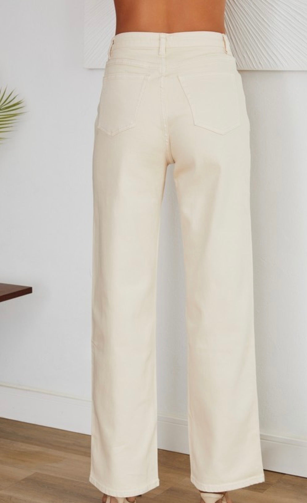 A STRAIGHT CREAM JEAN