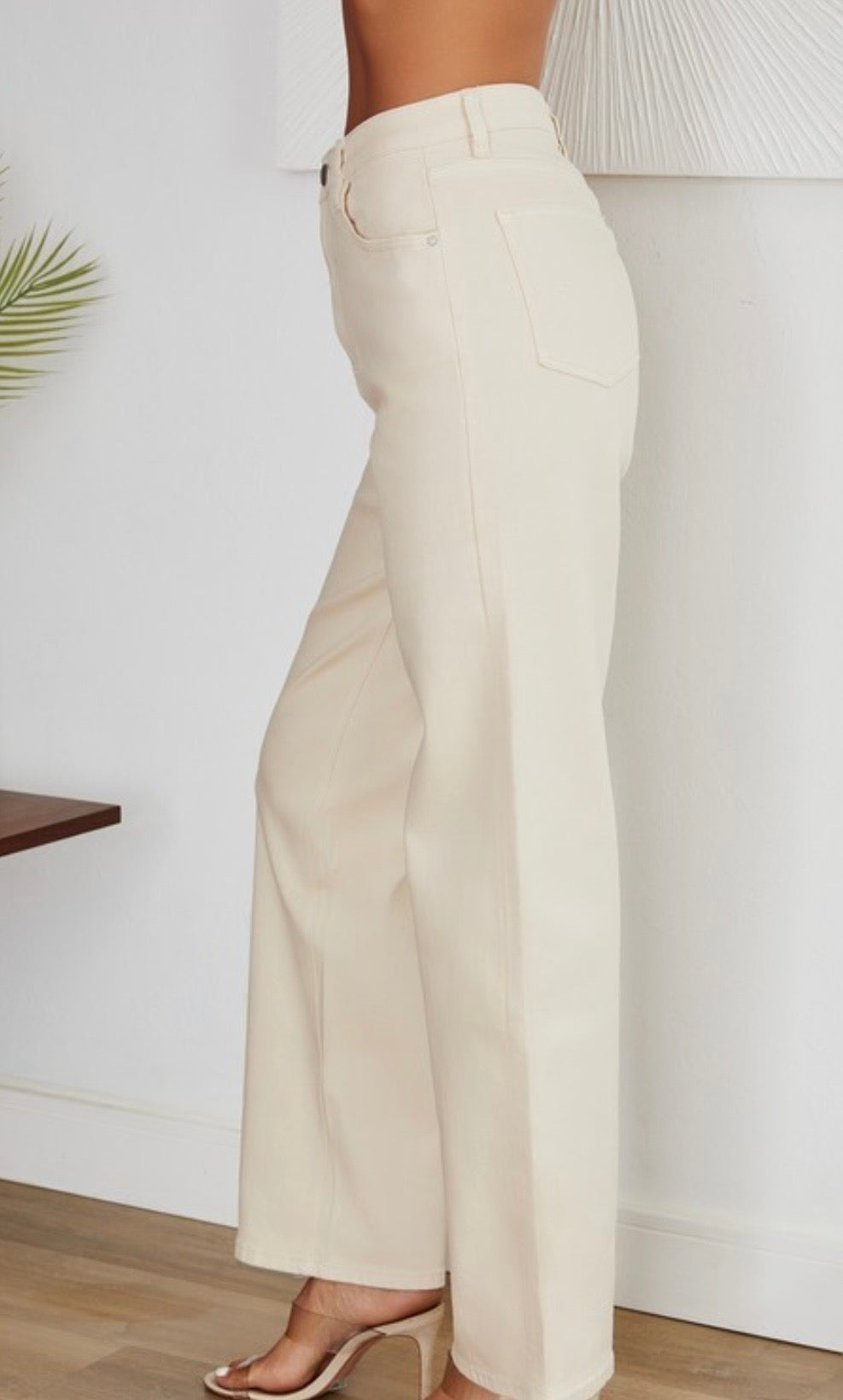 A STRAIGHT CREAM JEAN