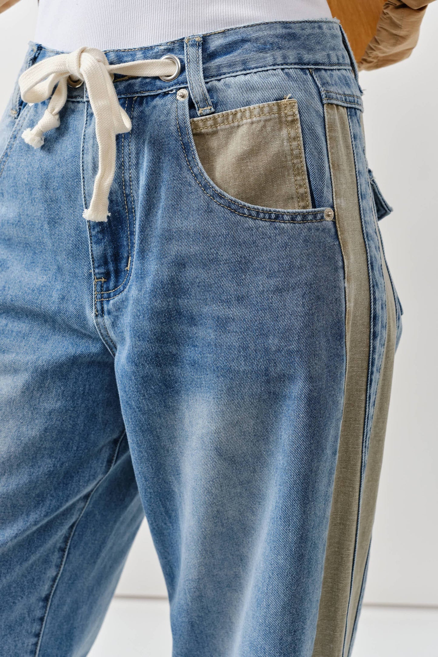 AJP5111 CONTRAST LINE DETAIL SLOUCHY STRAIGHT JEANS