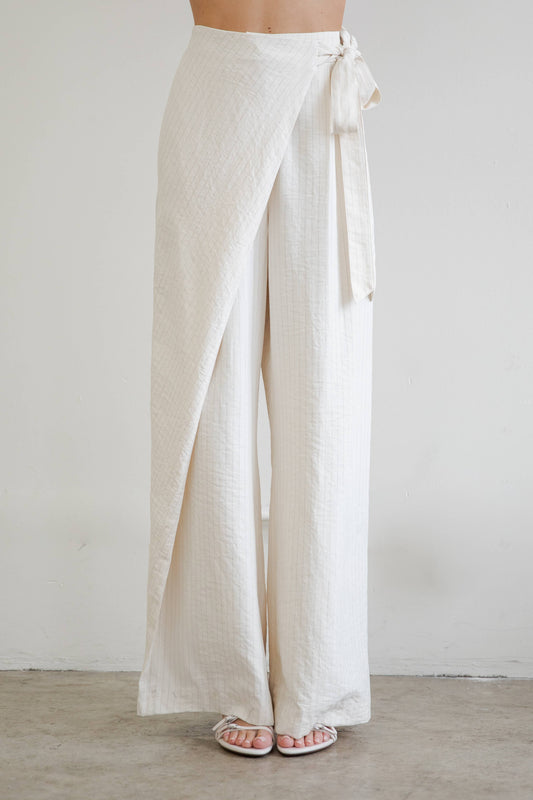 AN OVERLAPPING STRAIGHT LEG TROUSERS