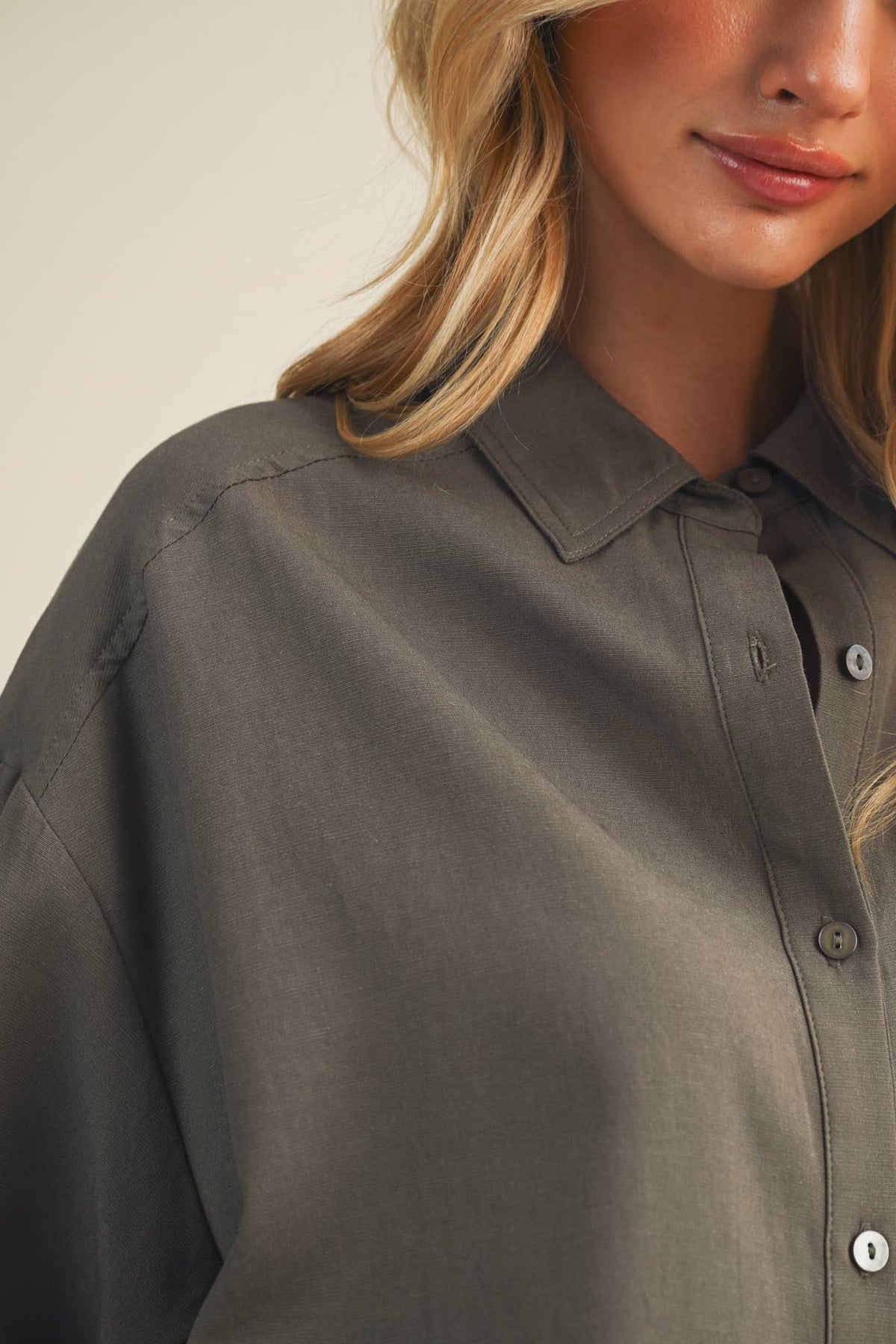 A Drop-Shoulder High-Low Blouse (Set+ CURVY)