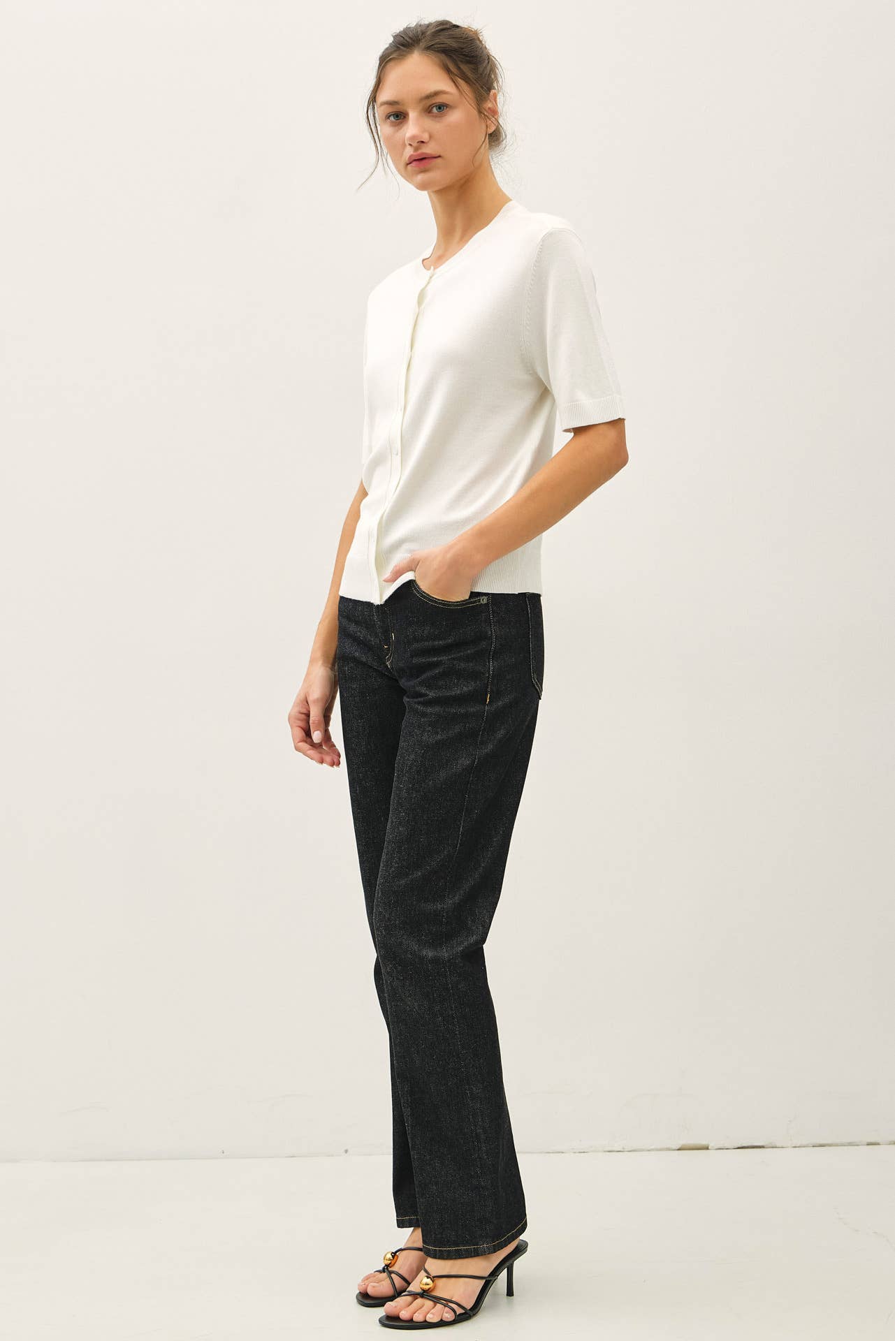 A CREW NECK CARDIGAN