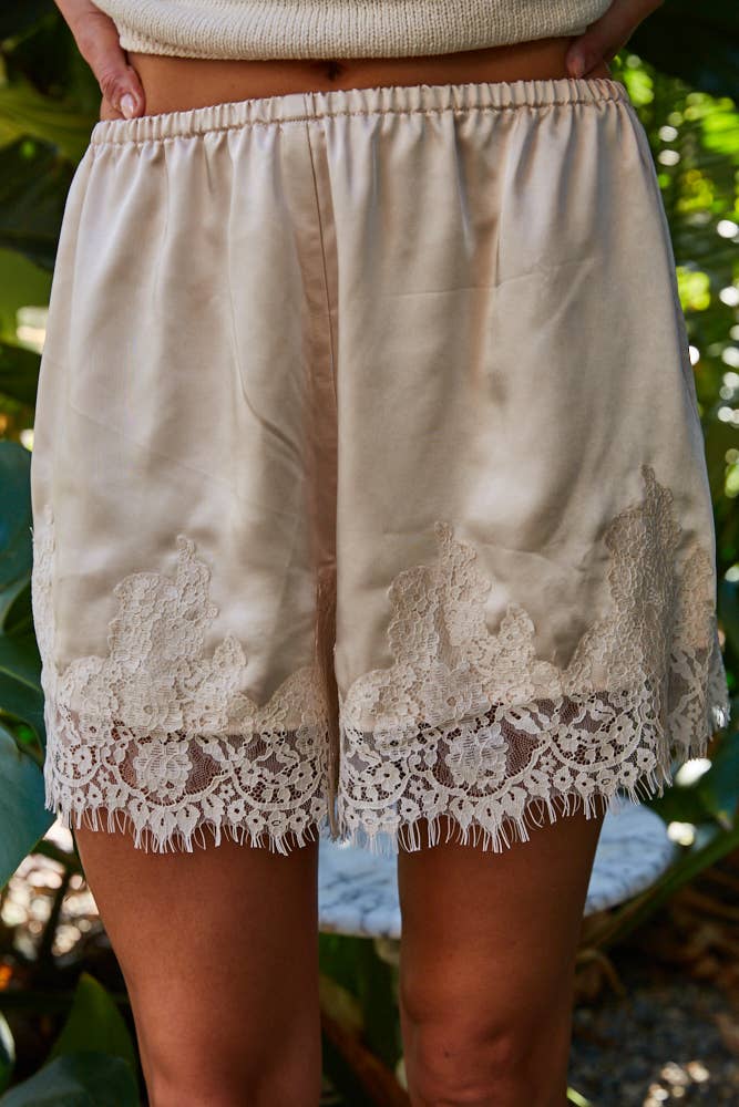A Lacy Woven Elastic Waist Short